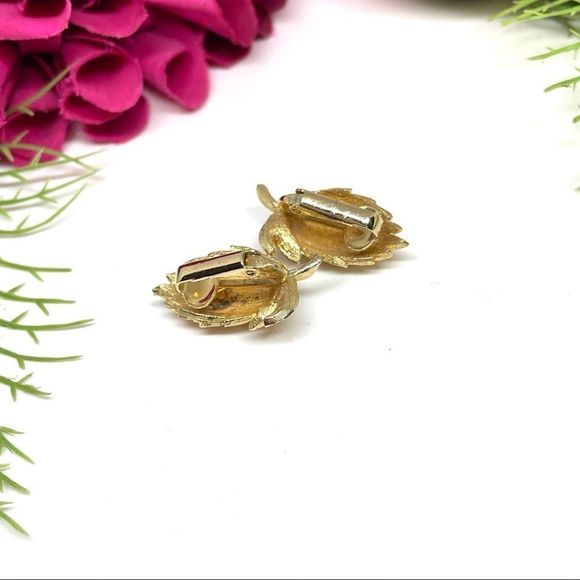 VINTAGE⚜️Brushed Golden Prickly Floral Clip Earrings - Picture 6 of 8